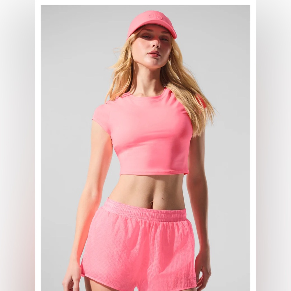 **returning TOMORROW if not sold*** ALO Yoga Crop Finesse shirt Bubblegum - Picture 2 of 2